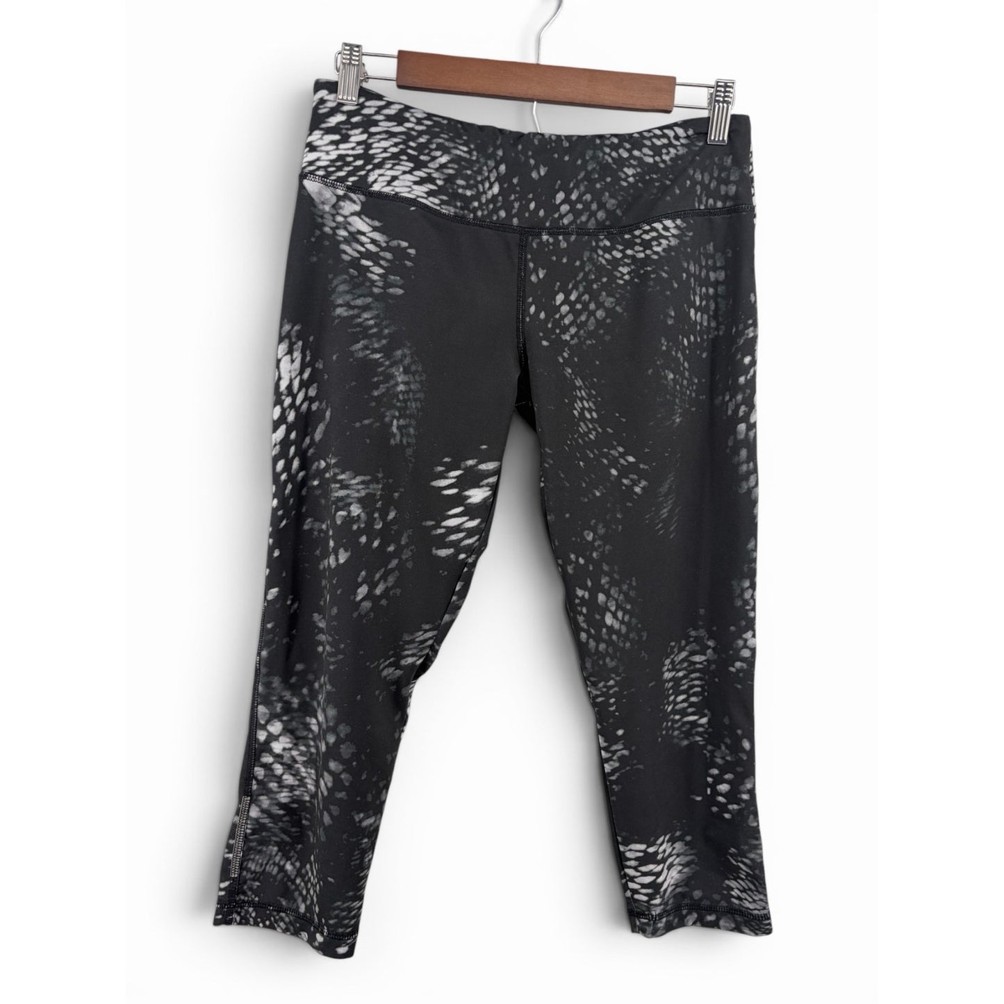 Pink Lotus Capri Workout Leggings Women’s Medium Black White Activewear